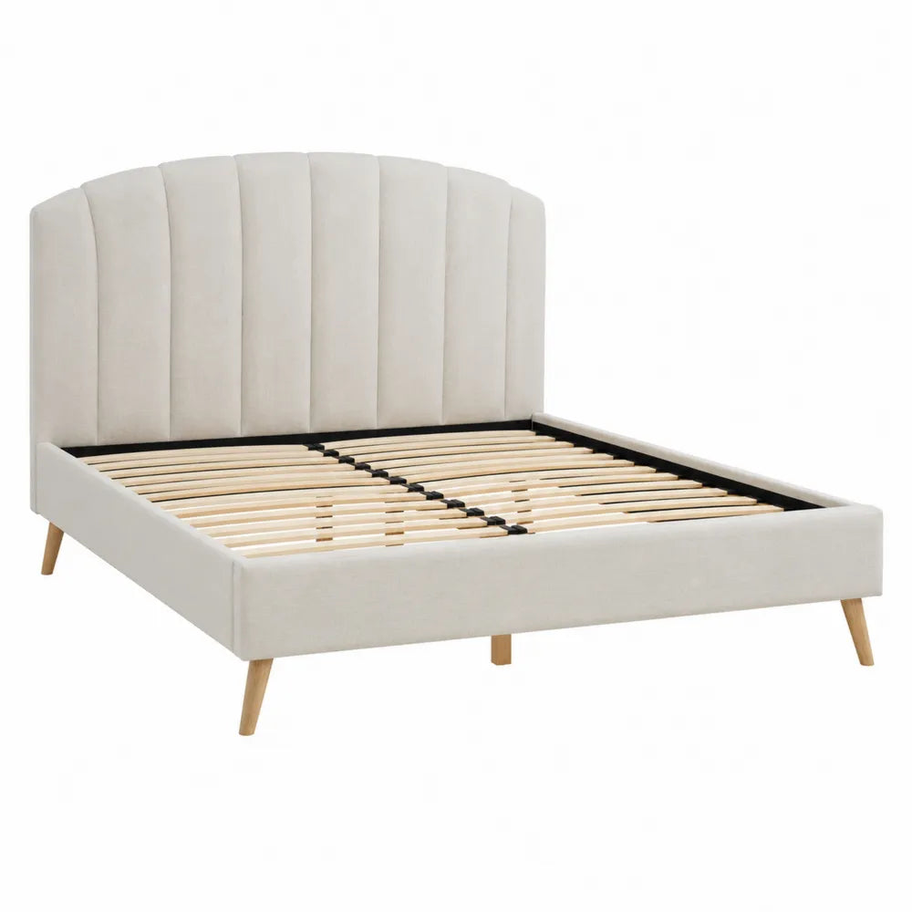 Letto matrimoniale imbottito in tessuto beige con testiera scanalata rete a doghe e gambe in legno naturale 160 x 200 cm